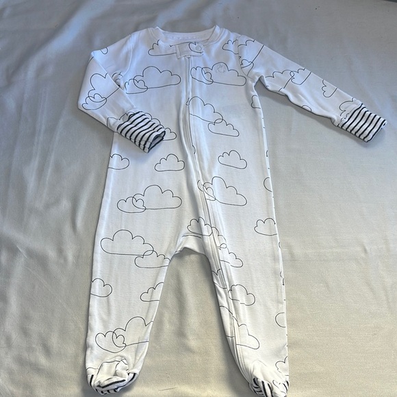 GAP LIKE NEW - convertible Baby White Onesie with cloud Design - Picture 3 of 5